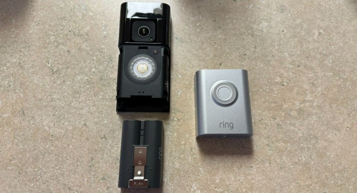 Pil ve ön panel, Ring Battery Doorbell Pro'dan çıkarıldı.