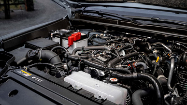 15 yıl aradan sonra gerçek anlamda yeni olan ilk şey.  2025 Toyota 4Runner, bu sefer 4.0 litrelik V6 motor olmadan ancak 8 vitesli otomatik şanzımanla tanıtıldı