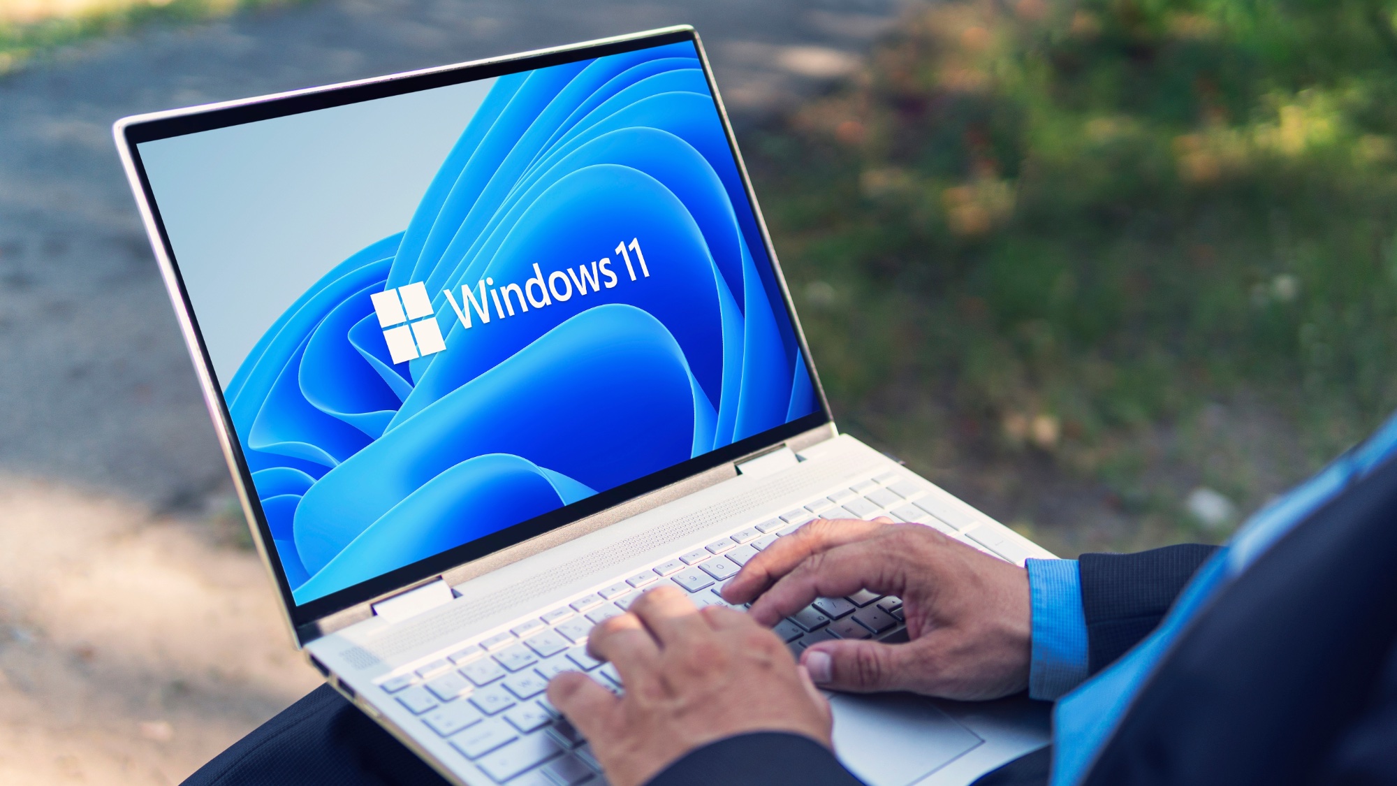 Windows 11 dizüstü bilgisayarda yazan adam