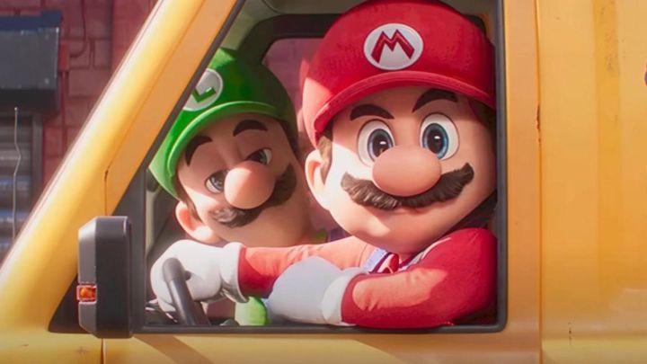 The Super Mario Bros.'da Luigi ve Mario, eğlenmemiş ifadelerle kameraya bakıyorlar.  Film.