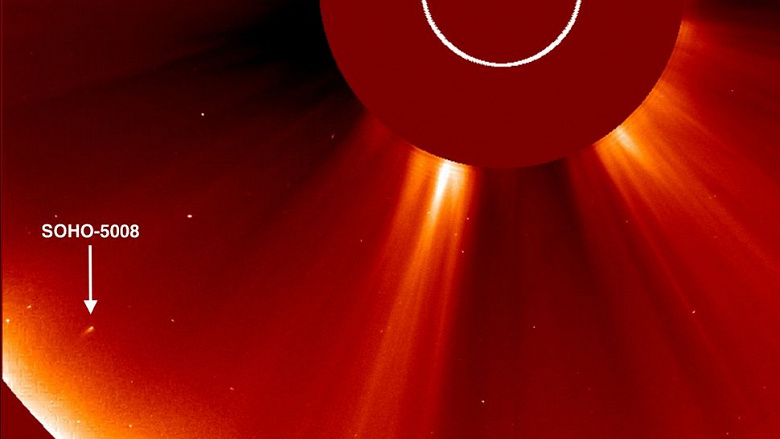 Amatör bir gökbilimci, tutulma sırasında parçalanan SOHO-5008 kuyruklu yıldızını keşfetti ve fotoğrafladı