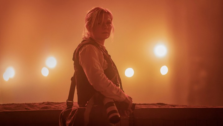 "İç Savaş"ta bir kadın ışıkların önünde duruyor.