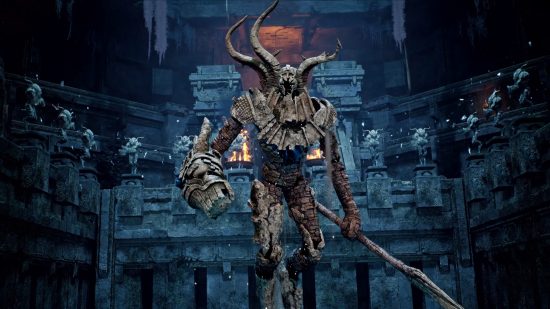 Remnant 2 The Forgotten Kingdom DLC patronlarından biri, bir yeraltı arenasında mızrak tutan taş bir heykel.