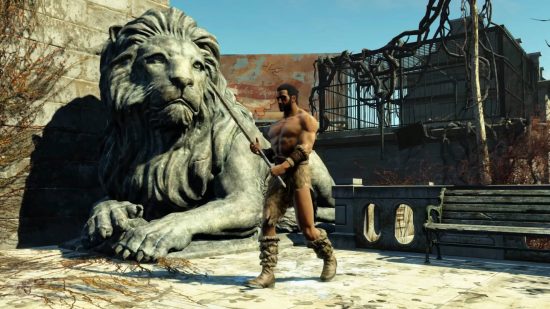 Fallout rehberi: barbar gibi giyinmiş, elinde geniş bir kılıç tutan, taştan bir aslanın yanından geçen bir adam.