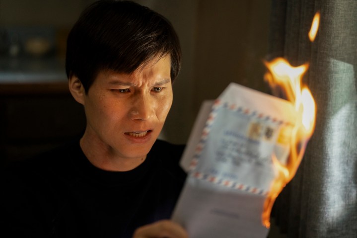 Hoa Xuande, Sempatizan'da yanan bir mektup tutuyor.