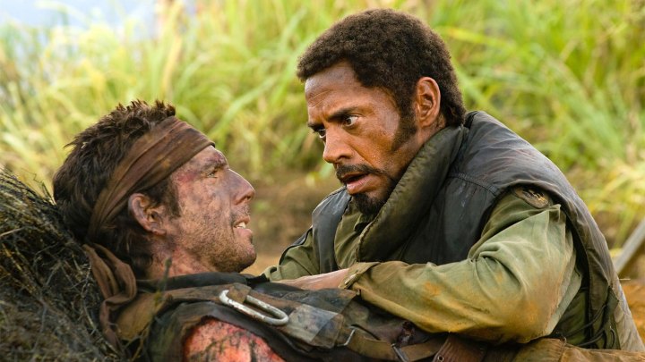 Ben Stiller ve Tobert Downey Jr.  Tropic Thunder filminde Tugg ve Kirk ormanda bir sahne çekerken