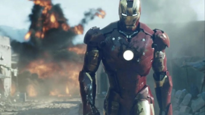 Iron Man, 2008 filminde bir patlamadan uzaklaşıyor.