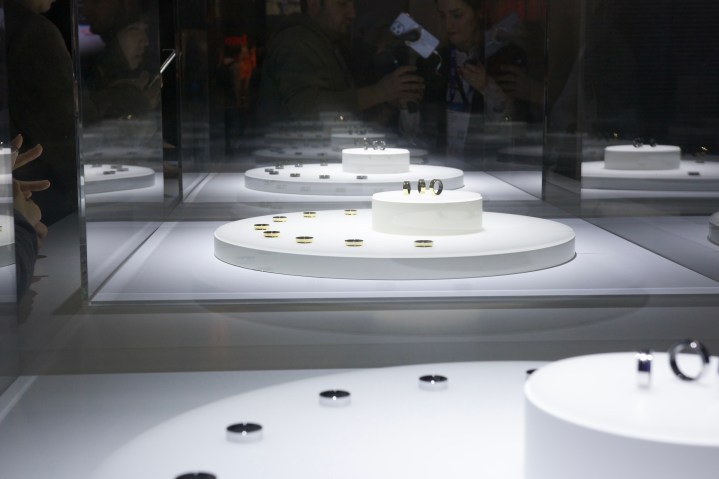MWC 2024'te Samsung Galaxy Ring'in çoklu vitrinleri.
