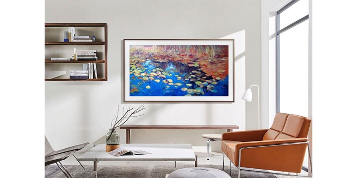 Samsung 65 inç The Frame QLED TV, çekici bir oturma odasındaki duvara yerleştirildi.