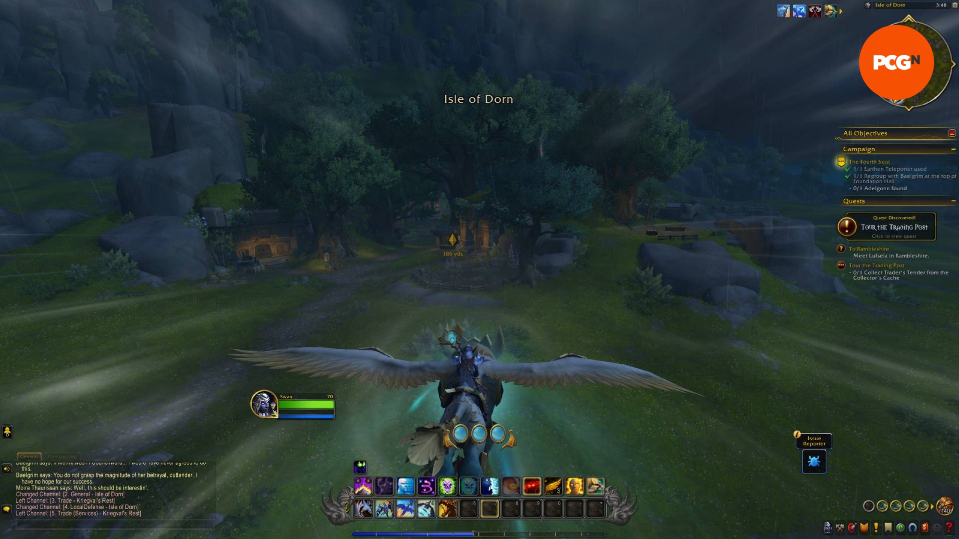Orman alanında bir grifonun üzerinde uçan bir World of Warcraft karakteri