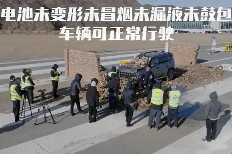 Çinliler saçma çarpışma testleri yapmaya devam ediyor.  Bu sefer Jetour T2 iki tuğla duvarı arka arkaya kırdı