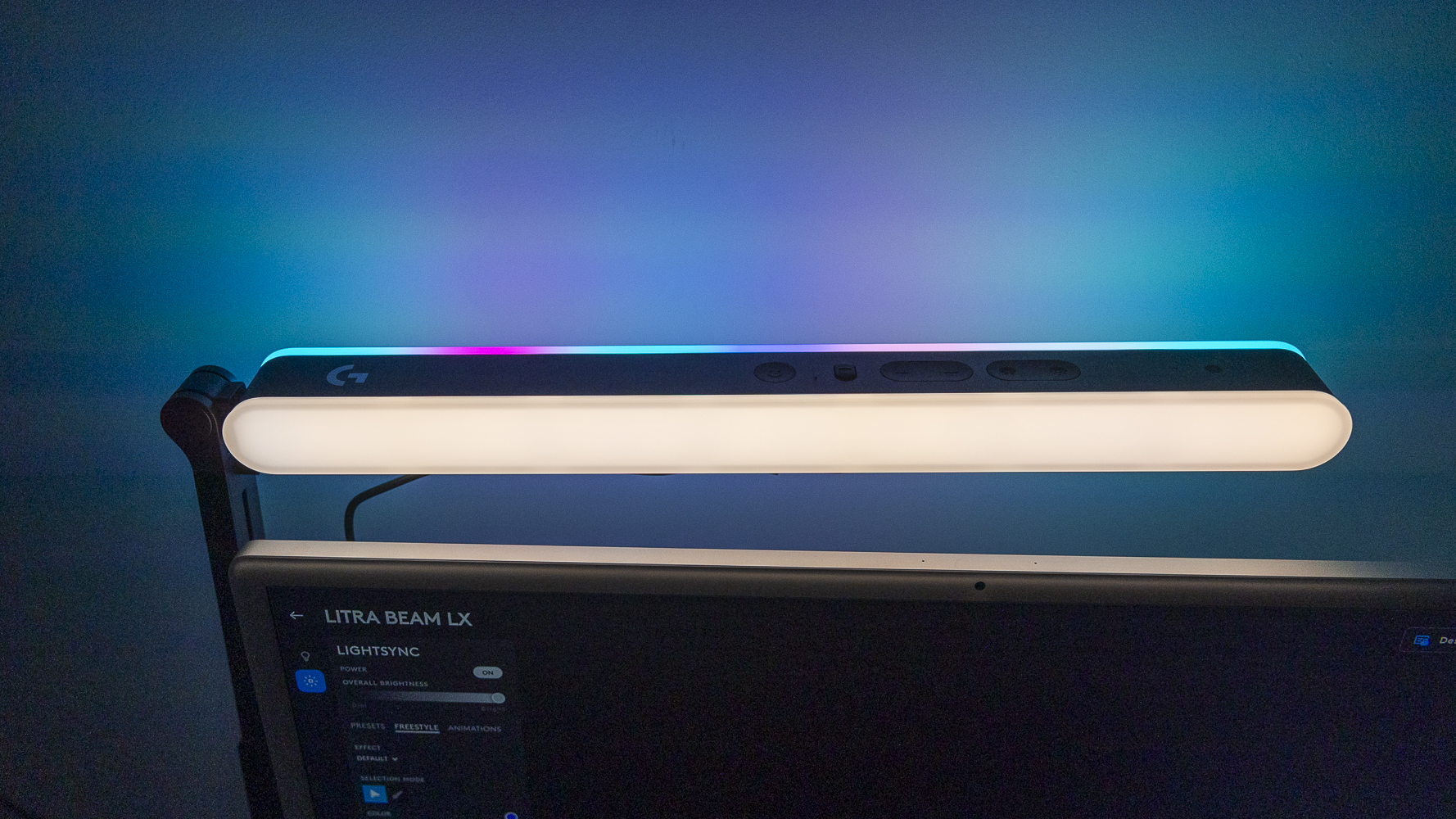 iMac'in arkasındaki Logitech G Litra Beam LX