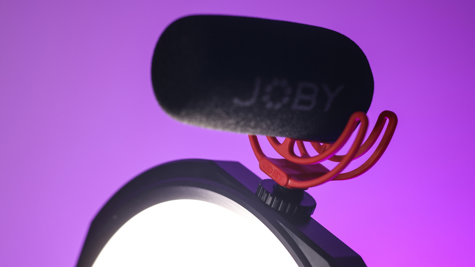 Joby Beamo Studio Key Light inceleme görüntüsü, ışığın üzerinde bir mikrofonu gösteriyor.