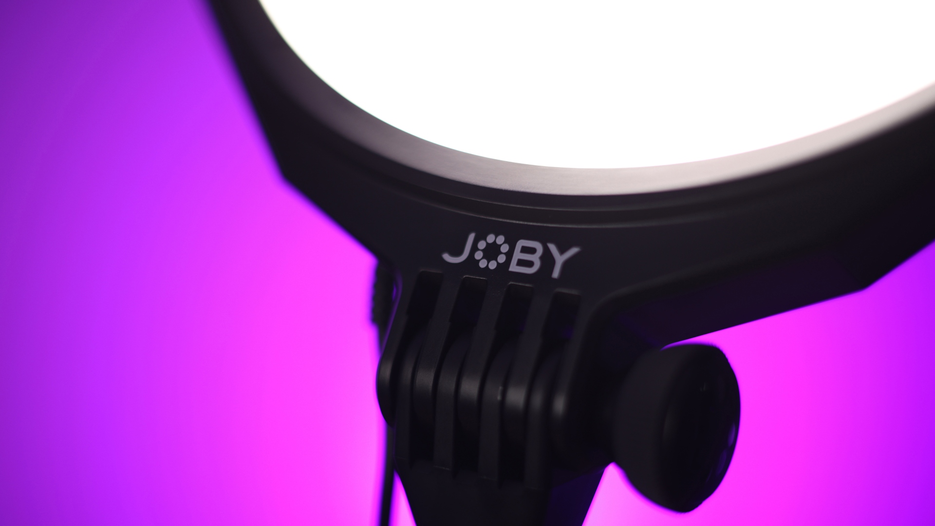Joby Beamo Studio Key Light inceleme görüntüsü, ışıktaki marka ambleminin yakından görünümünü gösteriyor.
