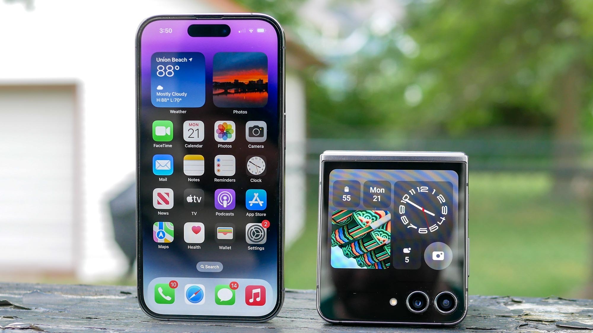 Apple iPhone 14 Pro Max ile Samsung Galaxy Z Flip 5'in yan yana karşılaştırması.