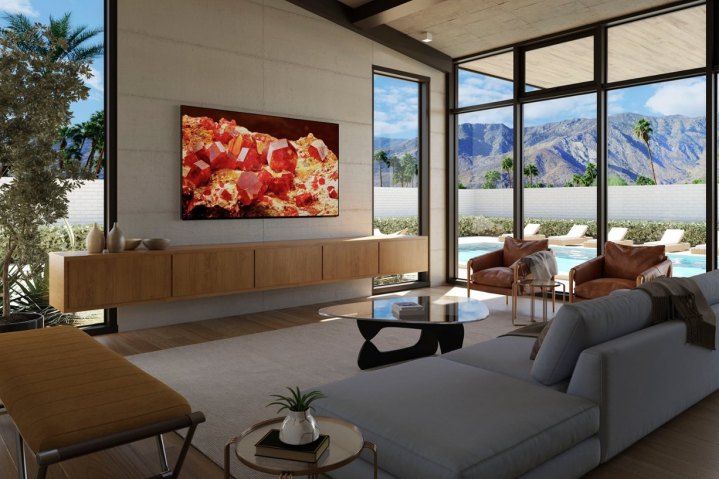 Oturma odasındaki medya merkezinin üzerinde asılı duran Sony Bravia XR X93L 4K Google TV.