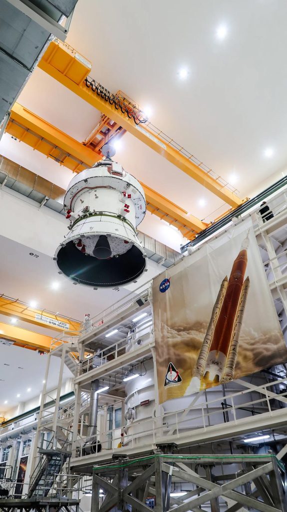 Artemis II Orion Uzay Aracı Vakum Odasına Yükseliyor