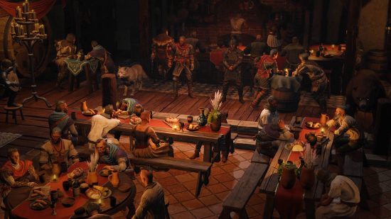 Wartales DLC The Tavern Opens - Kalabalık insan masaların etrafında oturup yemek yiyor ve içiyor.