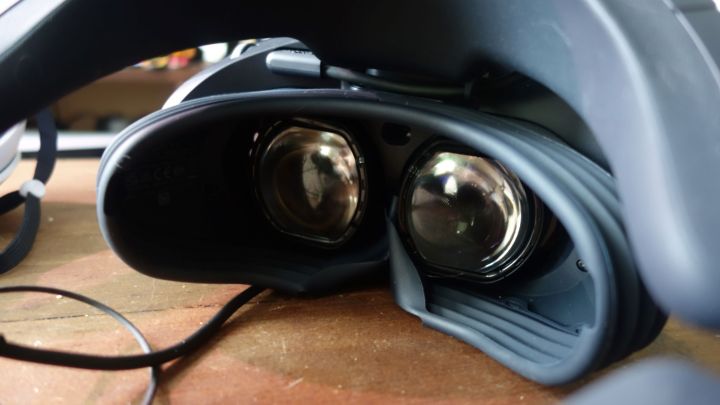 PlayStation VR2'nin lenslerinin yakından görünümü.