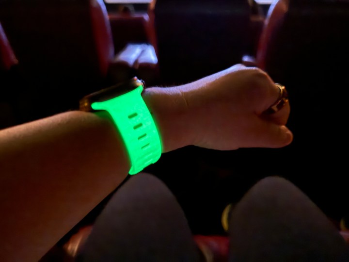 Nomad Glow 2.0 Spor Kordon karanlık bir sinema salonunda parlıyor.