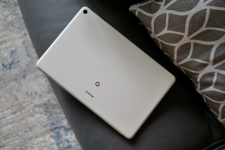 Google Pixel Tablet'in arkası.