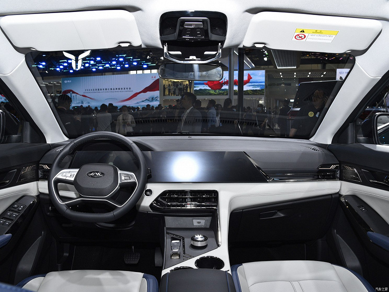 Moskvich 8'in süper ekonomik bir versiyonu var - hibrit bir versiyon.  7 koltuklu crossover 100 km'de yalnızca 5,49 litre yakıt tüketiyor