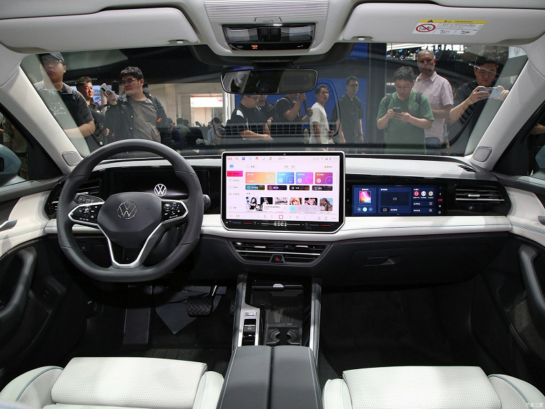 Passat B9 platformunu temel alan en yeni Volkswagen Magotan tanıtıldı.  5 metrelik sedan tamamen yeni bir tasarıma ve ön panelde üç ekrana kavuştu