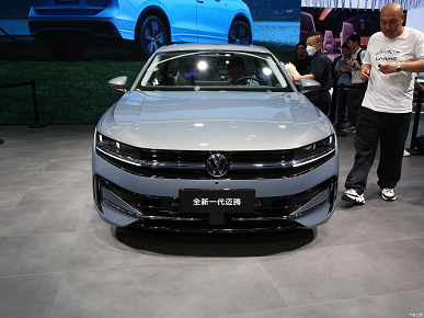 Passat B9 platformunu temel alan en yeni Volkswagen Magotan tanıtıldı.  5 metrelik sedan tamamen yeni bir tasarıma ve ön panelde üç ekrana kavuştu