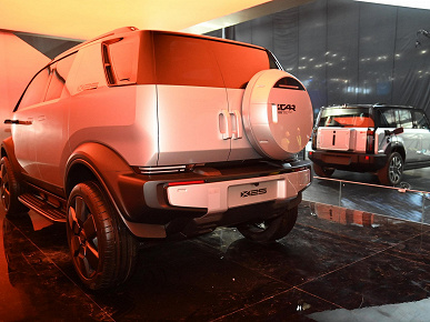 Bagajda küçük bir motor ve Mitsubishi Delica prototipinden alınan bir tasarım.  Minivan-SUV Chery iCAR X25 ayrıntılı olarak gösteriliyor
