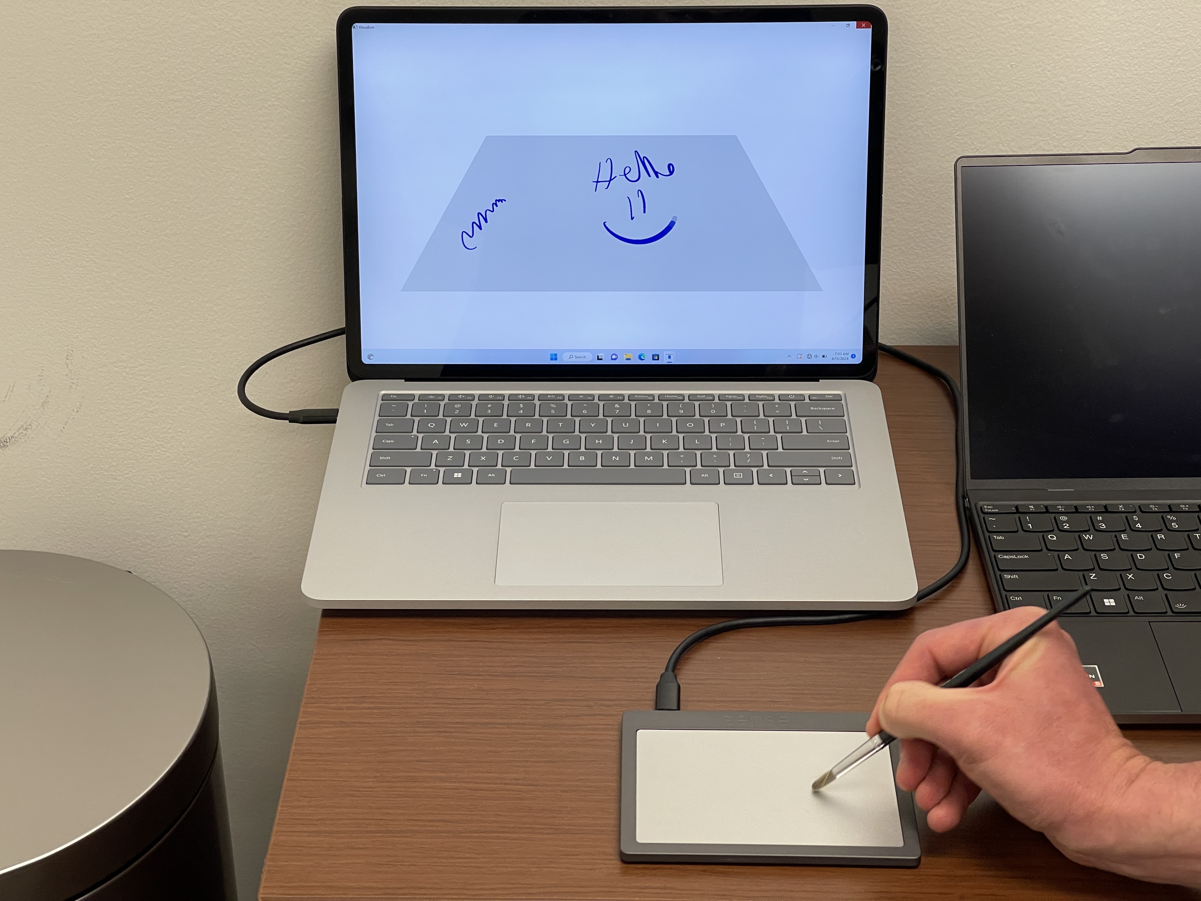 Sensel'in harici dokunsal dokunmatik yüzeyinin Surface Laptop Studio'ya takılı bir fotoğrafı