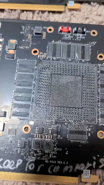GeForce RTX 4090 konusunda endişelenmeniz için bir neden daha. Bazı ekran kartlarında GPU devre kartından çıkıyor
