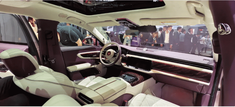 Bentley ve Mercedes-Maybach'ın analogu: En iyi sedan Hongqi Guoya dünya çapında siparişe açık