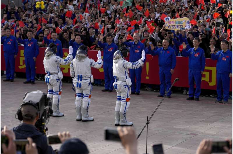 Çin, 2030 yılına kadar astronotları aya göndermeyi planladığı için uzay istasyonuna 3 kişilik mürettebat gönderdi