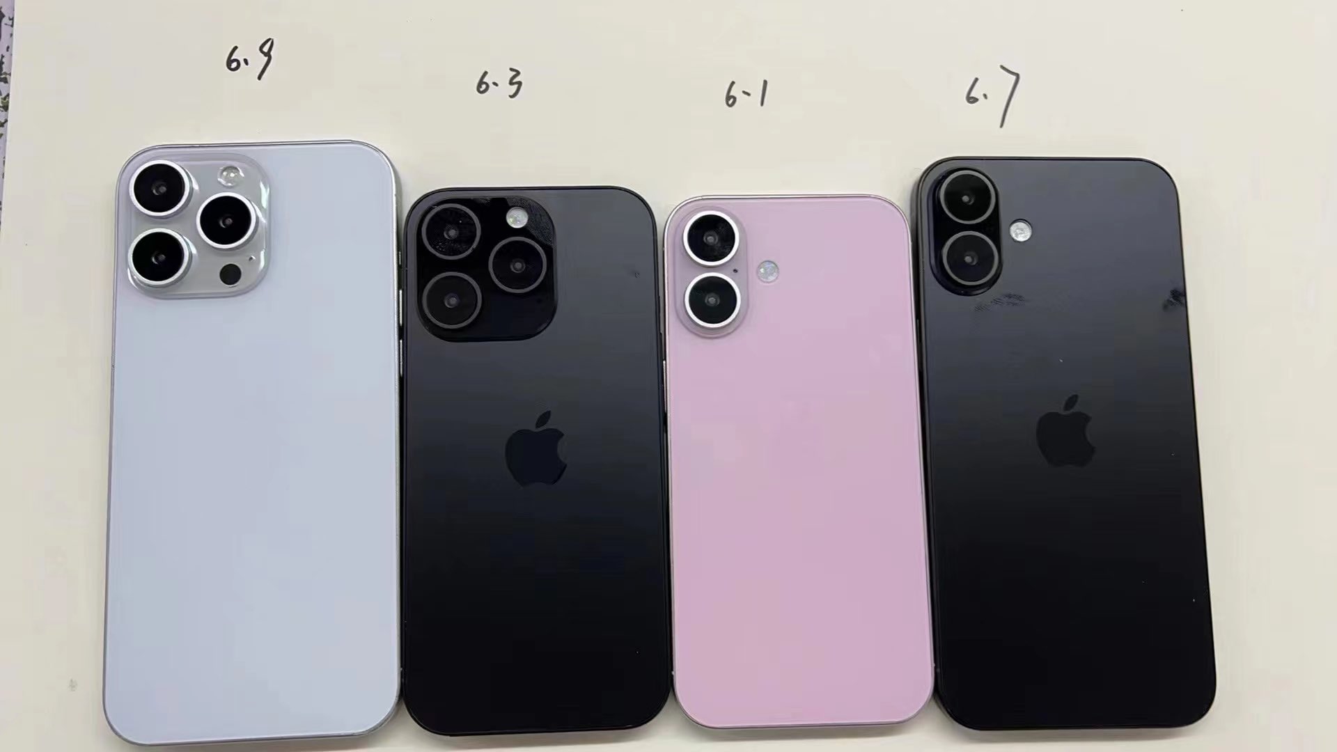 Üstlerinde boyutları yazılı olan dört adet iPhone 16 mankeni olduğu iddia edildi.