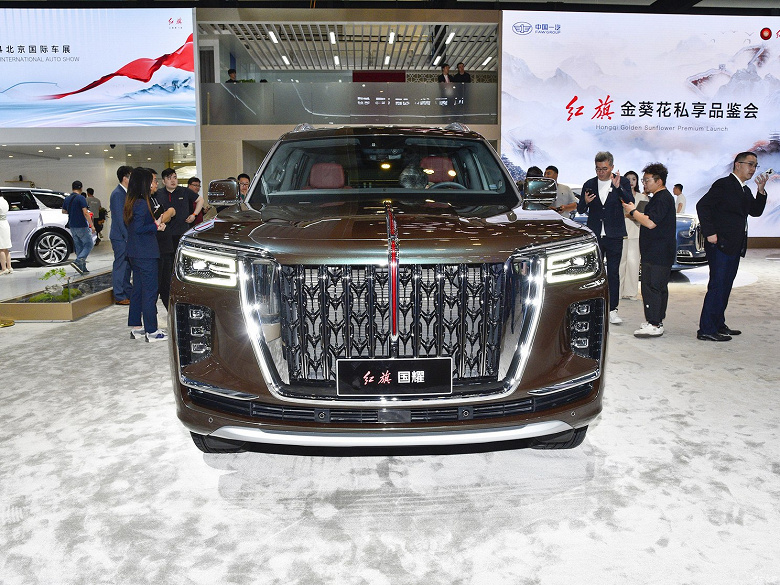Çin'in kendi Aurus Komendant'ı var.  4.0 litrelik V8 motorlu Hongqi Guoyao dört koltuklu lüks SUV tanıtıldı