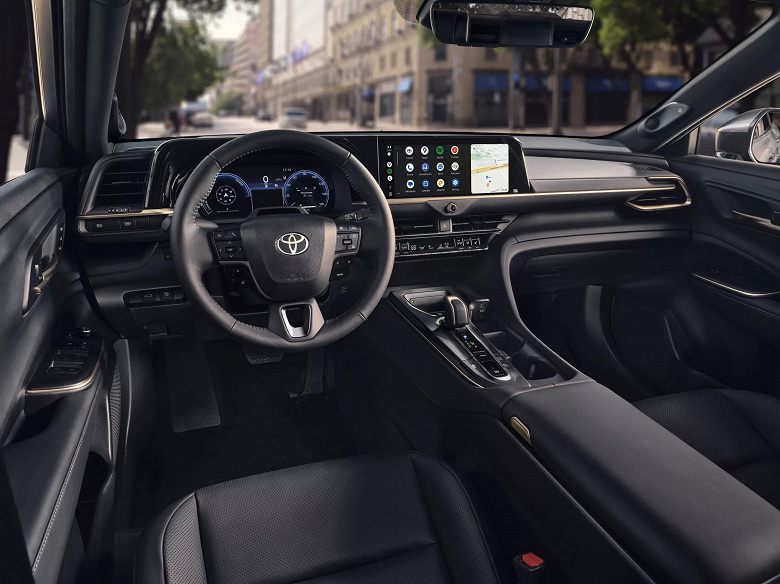 Toyota Crown 2025, yeni Land Cruiser 250 gibi 340 beygir gücünde hibrit güç aktarma organıyla sunuldu