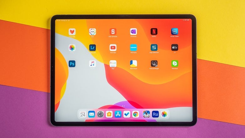 Aktif ekranlı Apple iPad Pro 12.9 (2020) önden görünüş