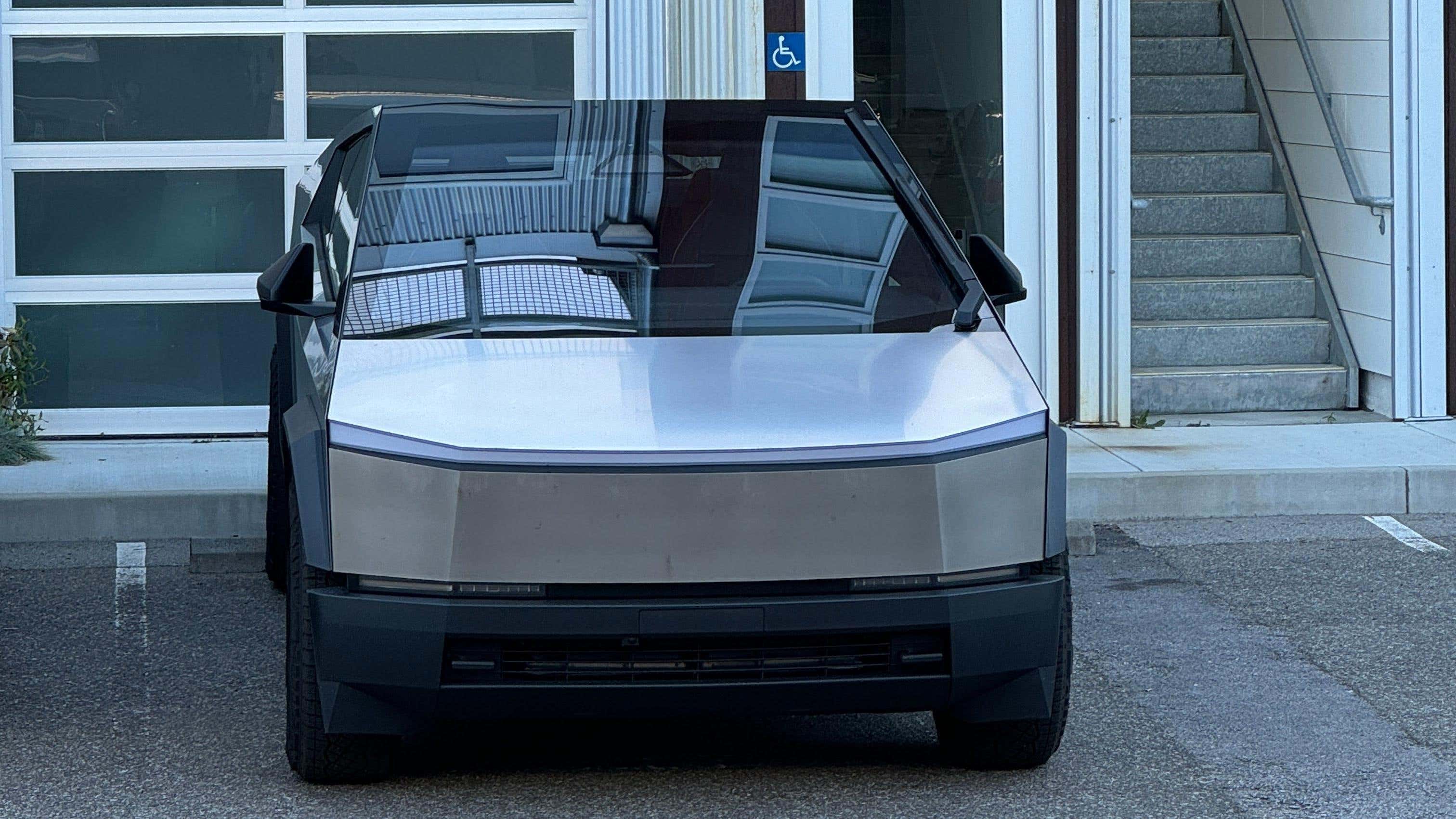 Arabaya Serviste Araç Yıkama Tesla Cybertruck için Çok Fazlaydı başlıklı makale için resim