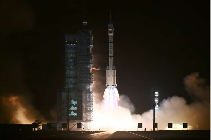 Çin’in Shenzhou-18 misyonu uzay istasyonuna kenetlendi