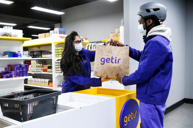 Bir kurye, 8 Şubat 2022'de Hollanda'nın Amsterdam kentindeki hızlı market teslimat şirketi Getir'in 