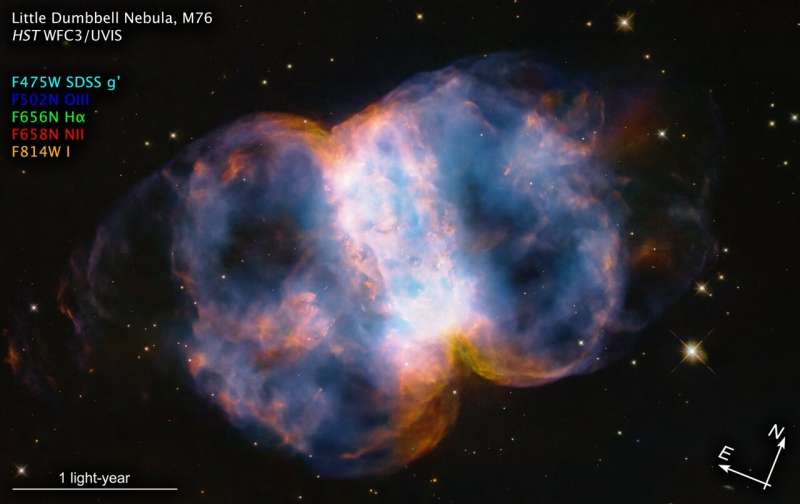 Hubble 34. yıl dönümünü küçük dambıl bulutsusuna bakarak kutluyor