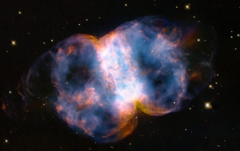 Hubble, Küçük Halter Bulutsusu’nun Muhteşem Görünümüyle 34. Yıldönümünü Kutluyor