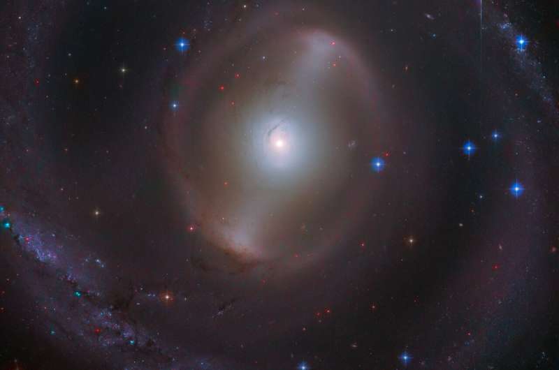 Hubble muhteşem çubuklu gökada NGC 2217’yi tespit etti