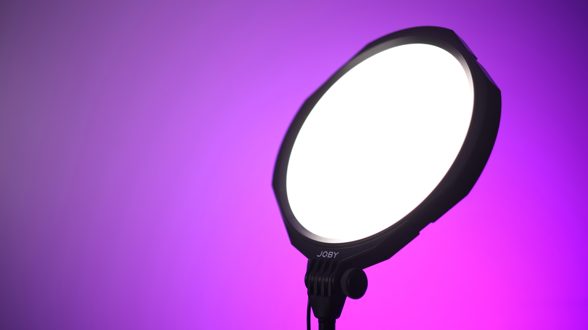 Joby Beam Studio Key Light inceleme görüntüsü, ışığın yakından görünümünü gösteriyor.