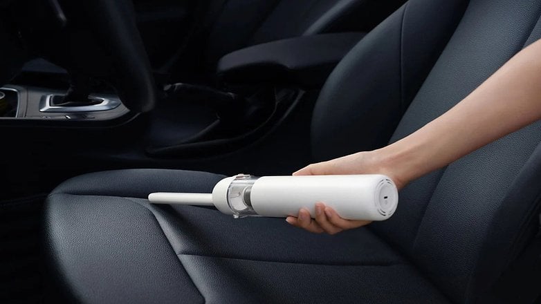 Xiaomi Mi Elektrikli Süpürge Mini araba koltuğunu temizler