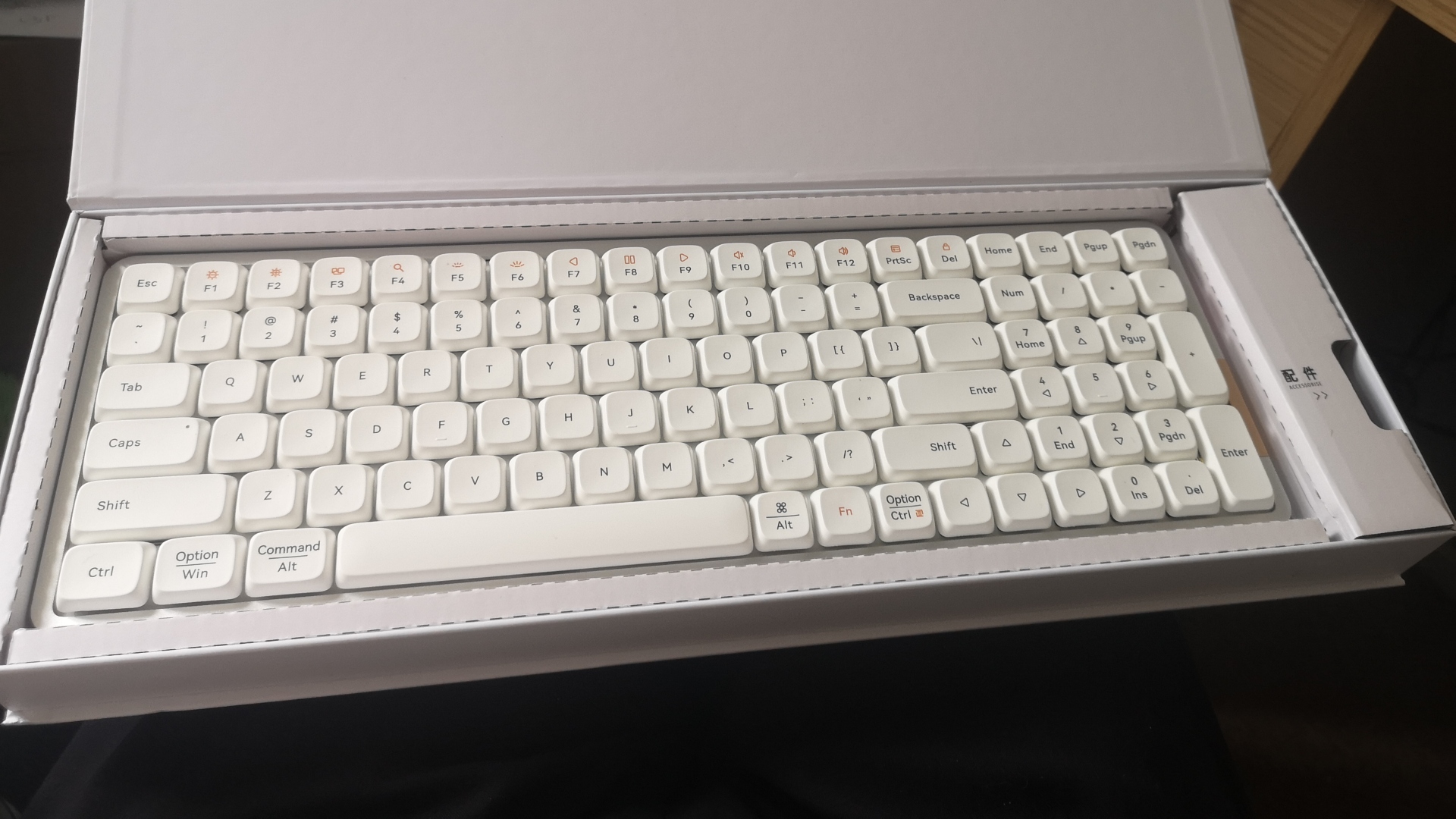 Lofree Flow Mekanik Klavye, klavyeyi kutusunda gösteren inceleme resmi.