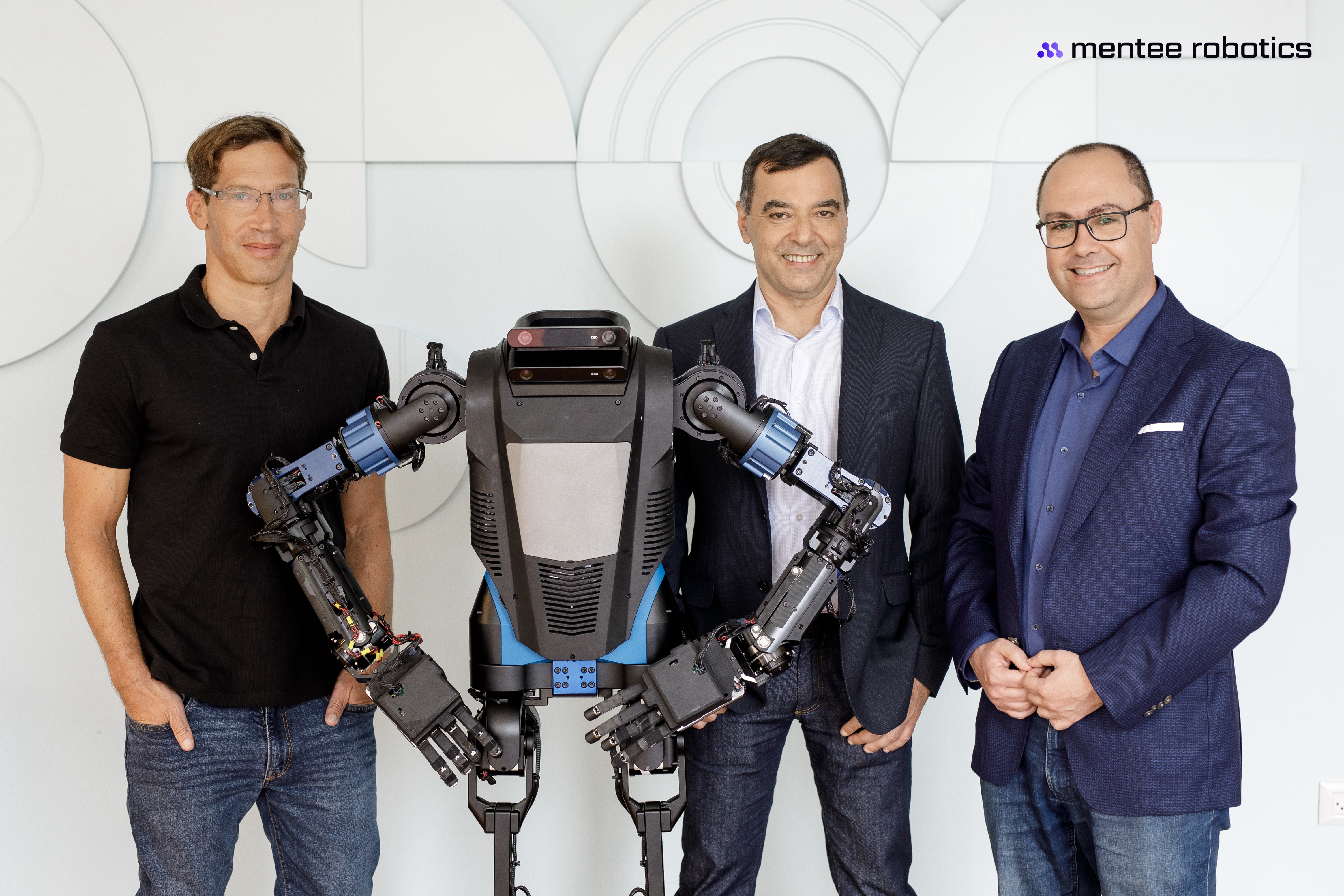 Mentee Robotics ekibi insansı robot prototipiyle