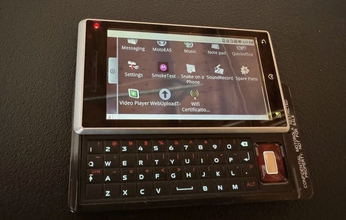 Bu prototip Motorola DROID için Çarşamba öğleden sonraya kadar teklif verebilirsiniz - Nadir bir prototip eBay'de listelendiğinden akıllı telefon geçmişinin bir parçasına sahip olabilirsiniz