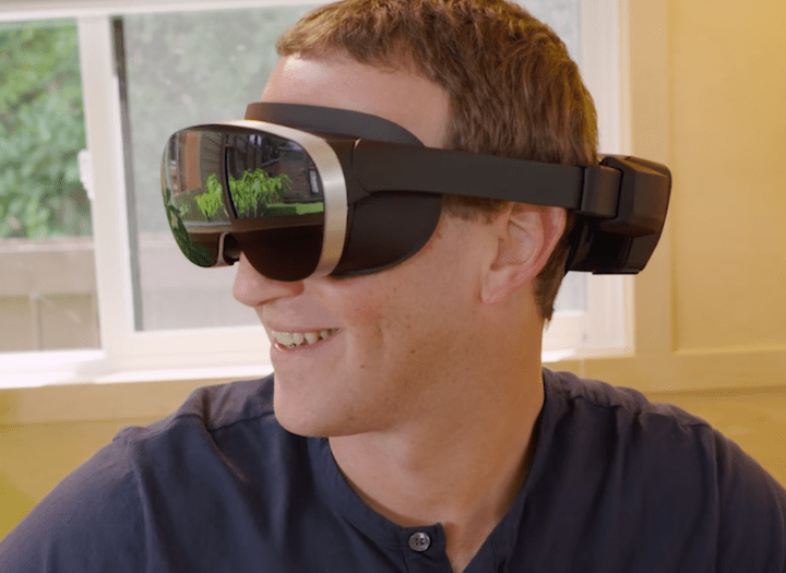 Mark Zuckerberg prototip bir VR kulaklığı takıyor.