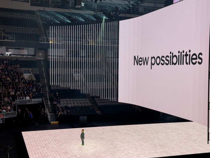 Samsung Mobile Başkanı TM Roh, Ocak 2024'te Samsung Galaxy Unpacked'de sahnede.